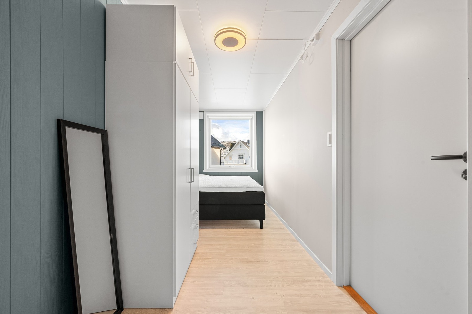 Nytt soverom ble etablert i 2025 i deler av stua og gir deg en fleksibel bolig med god plass! Galleribilde