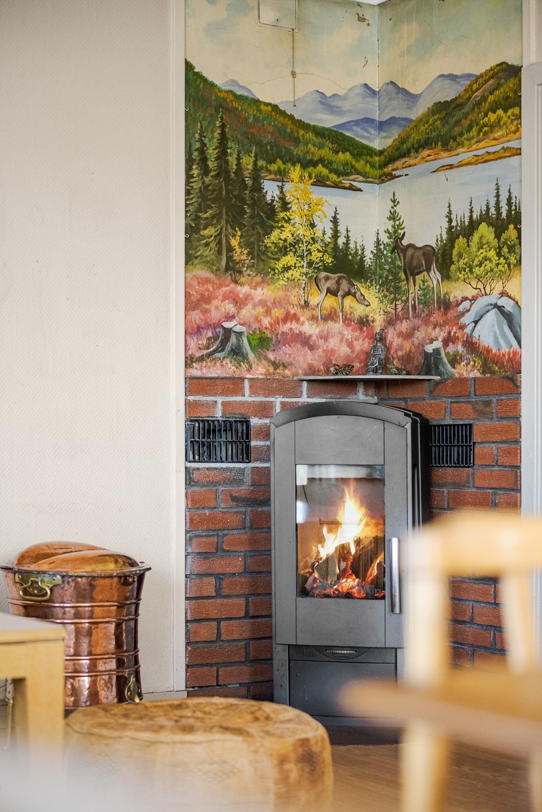 I hjørnet av stuen er det en koselig peisovn fra ca. 2011 som både gir god varme og bidrar til ekstra hygge. Galleribilde