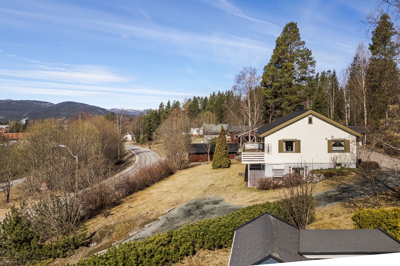 Tomten er opparbeidet med gruset innkjørsel og belegningsstein i gårdsplassen. Hageanlegg opparbeidet med plen og variert beplantning. Galleribilde