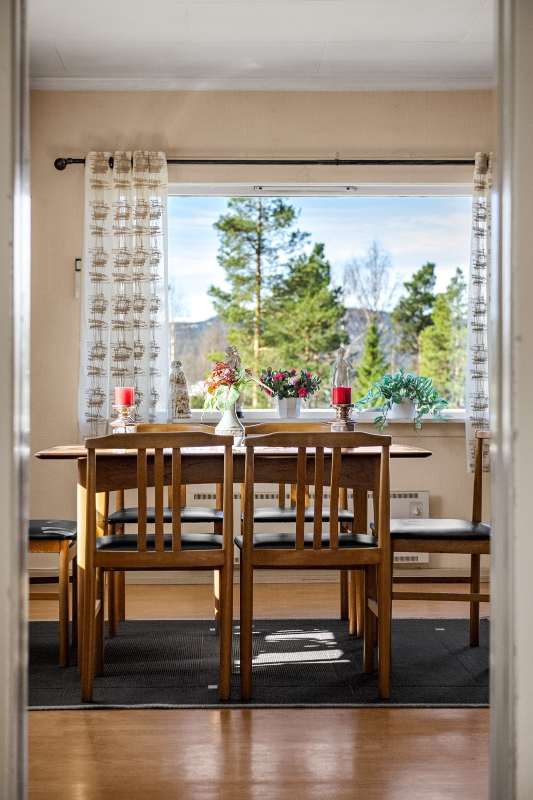 Stuen har store vinduer mot to ulike himmelretninger som sørger for rikelig med naturlig lys, samt åpner opp for den fine utsikten. Galleribilde