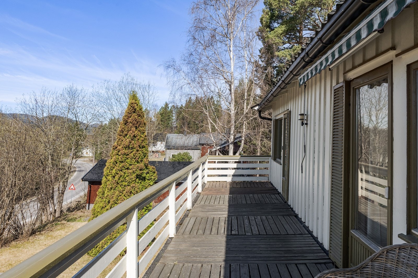 Terrassen har terrassebord på gulv og god plass til sittegrupper etter eget ønske. Det er også montert utebelysning og markise. Galleribilde