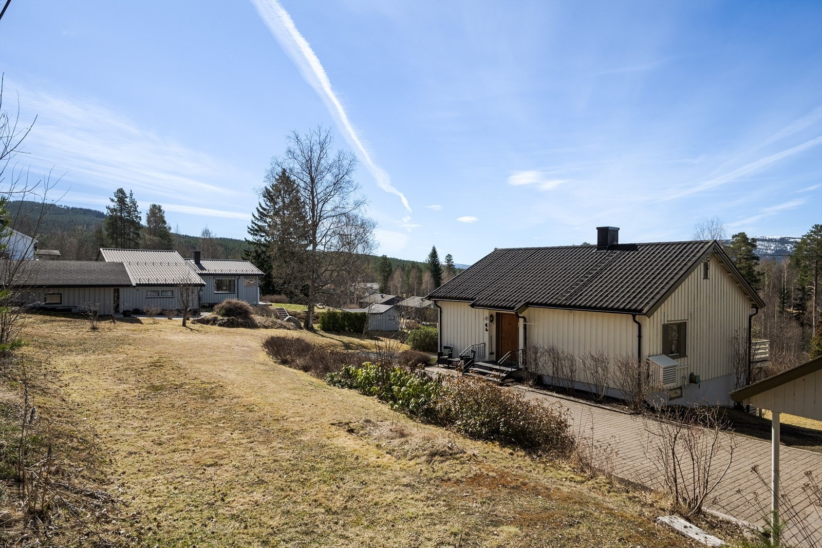 Eiendommen ligger i et veletablert boligfelt sentralt i Koppang. Fra eiendommen er det kun ca. 900 meter til både barnehage, barneskole og ungdomsskole. Kort gangavstand til både Kiwi og Coop Prix, samt øvrige fasiliteter og butikker. Galleribilde