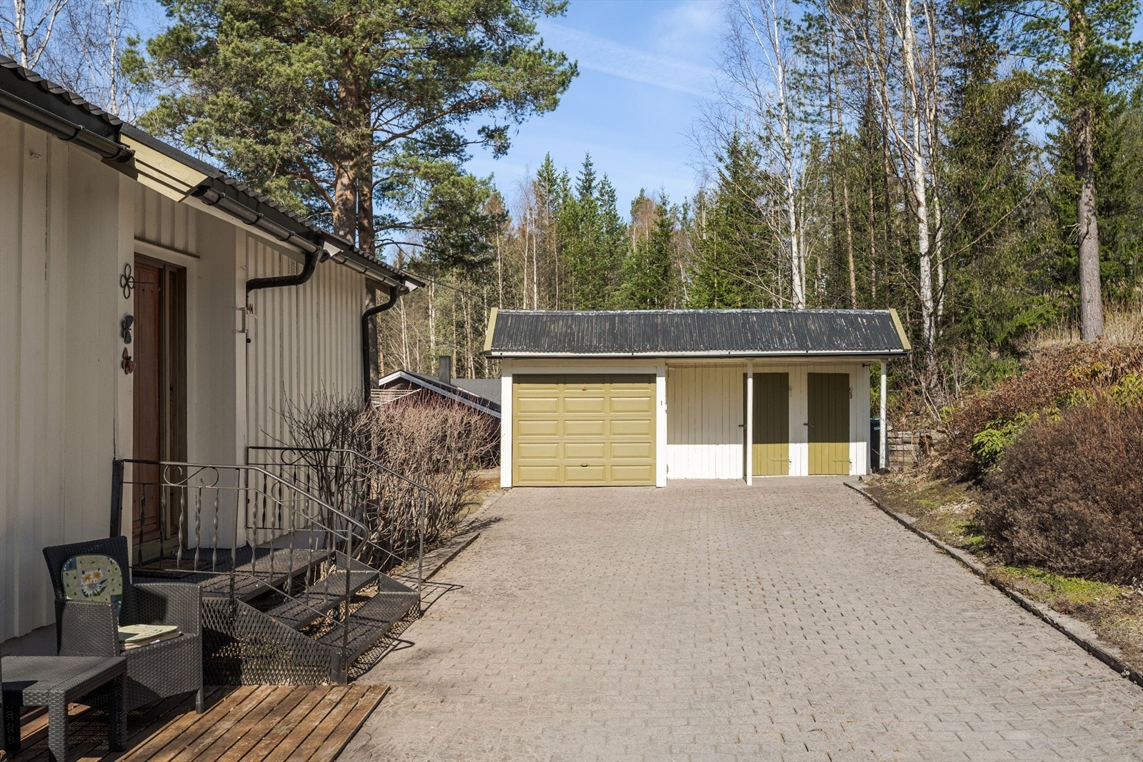 Eiendommen "Haugli" er bebygd med en enebolig fra 1958 og et garasjeuthus på 24m² som består av garasje, vedbod og lagerrom. Galleribilde