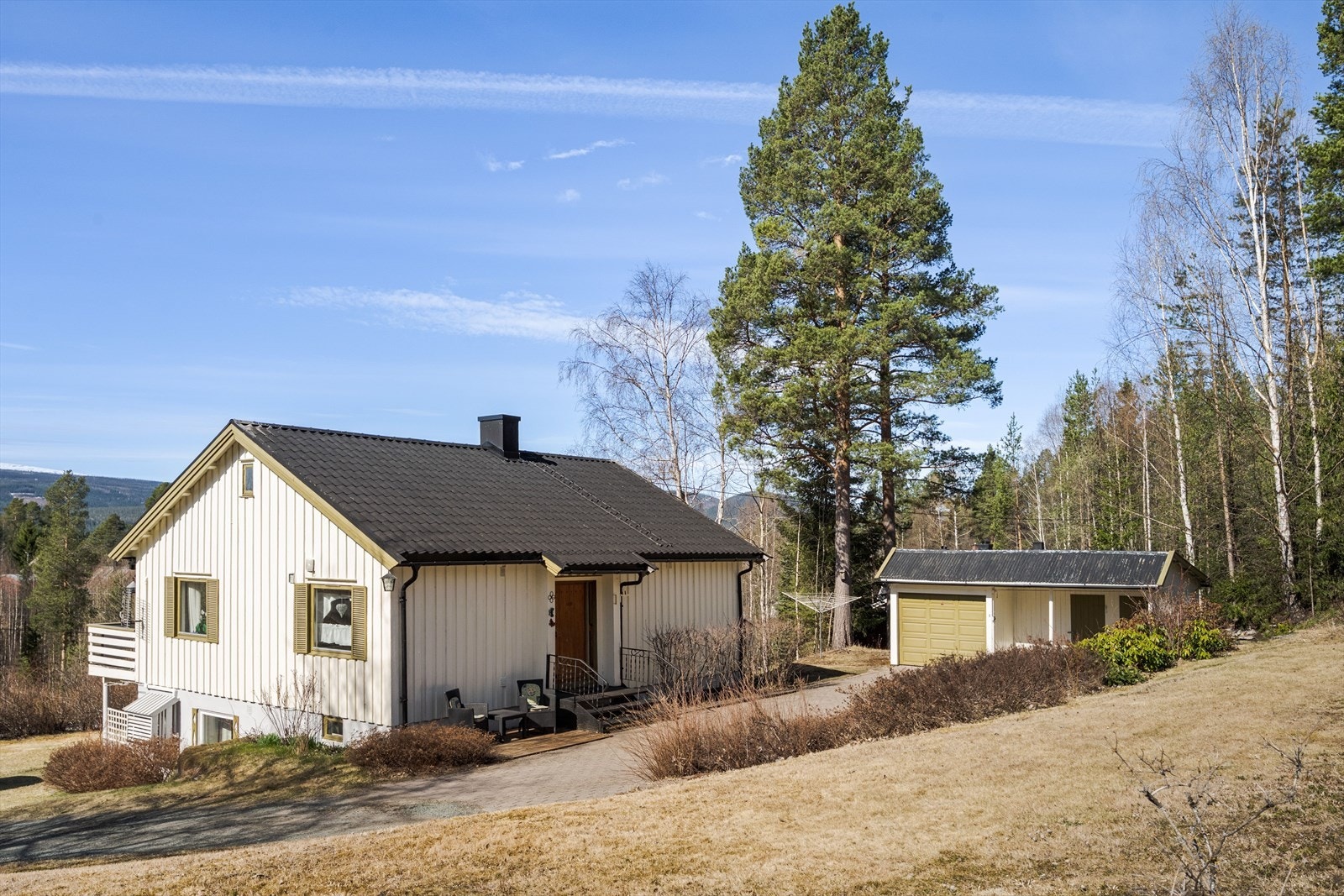 Eiendommen er også bebygd med et garasjeuthus på 24m² som består av garasje, vedbod og lagerrom. Garasjen har leddport med motorstyring, lys og strøm. Galleribilde