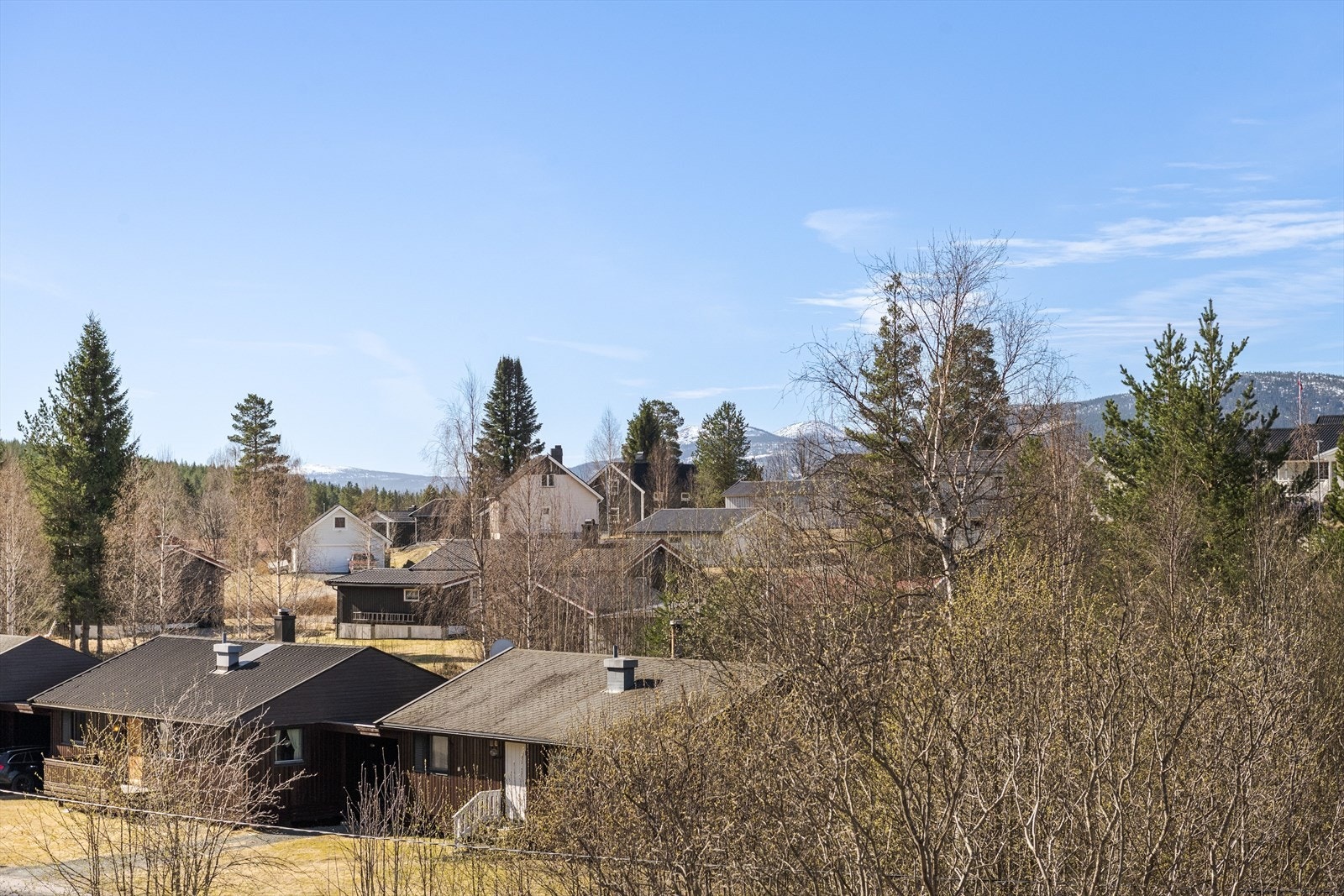 Beliggenheten i høyden og mot sydvest sørger for gode solforhold og fin utsikt med fjelltopper i horisonten. Galleribilde