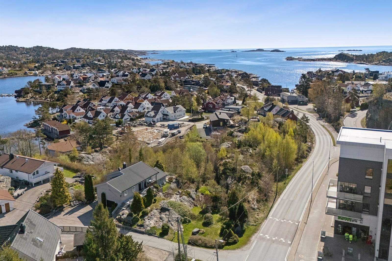 DNB Eiendom v/Tobias Sture har gleden av å presentere denne flotte råtomten på hele 2 959,9 m² på Langenes! Galleribilde