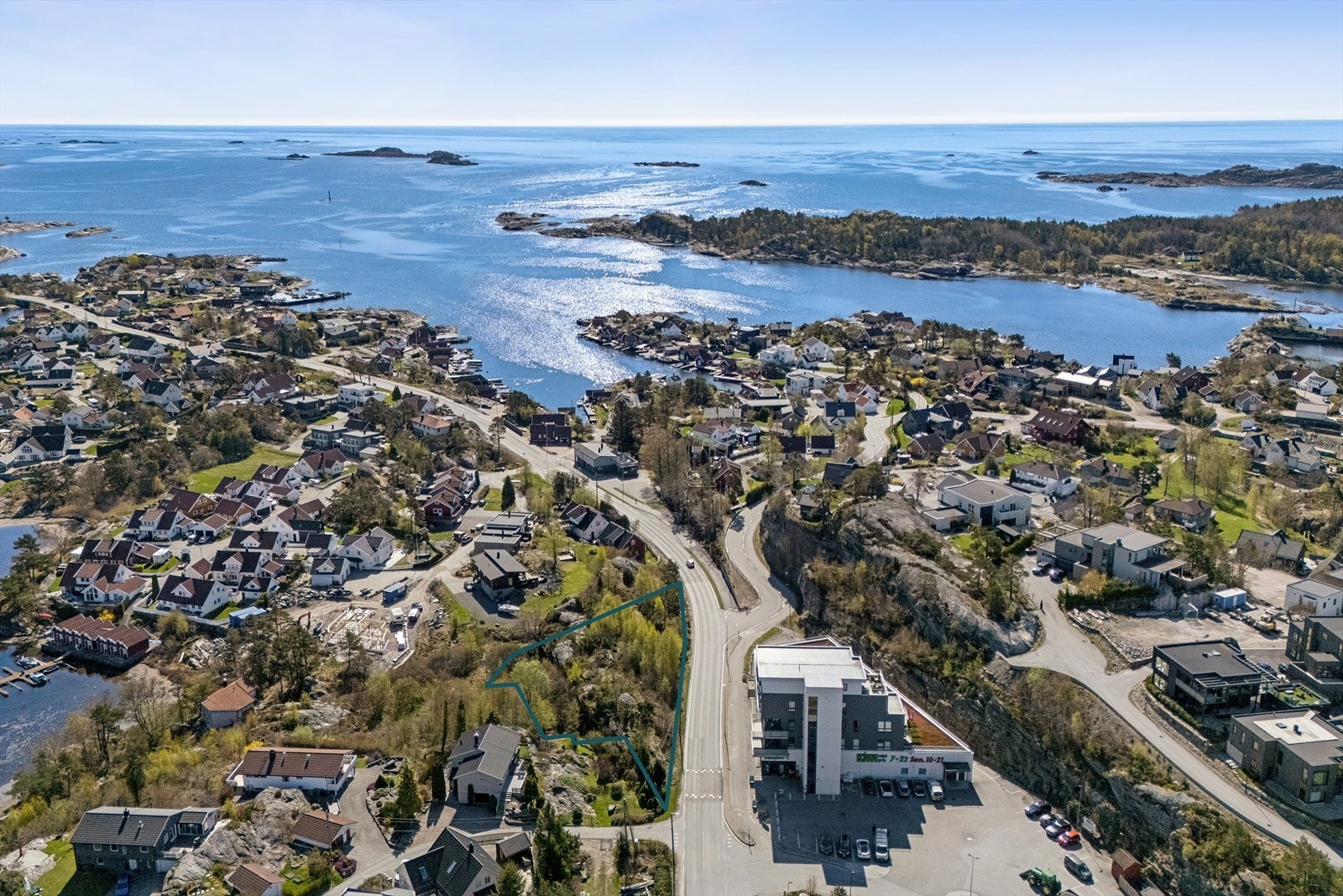 Tomten ligger sjønært til i et etablert og barnevennlig område, like ved barnehager, skole og dagligvarebutikk Galleribilde