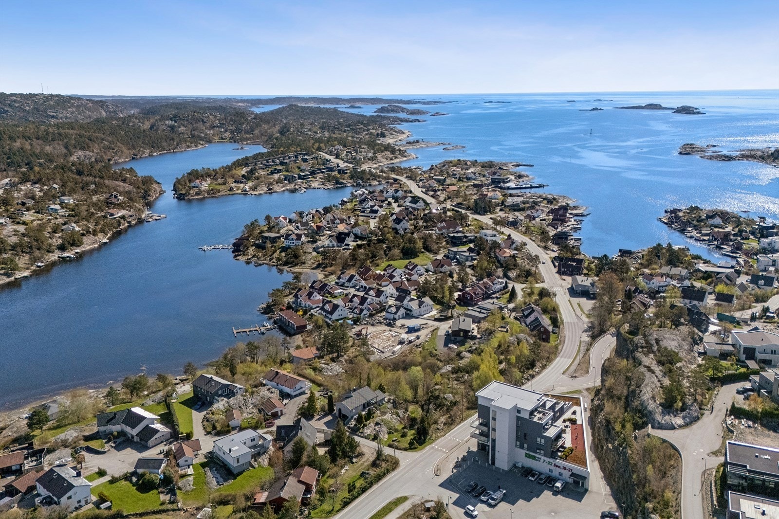 Dette er en sjelden anledning til å sikre seg en tomt hvor du kan bygge drømmeboligen ved sjøen. Galleribilde