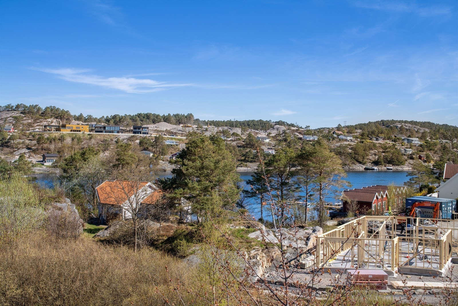 Fra tomten er det utsikt mot både sjø og kilen! Galleribilde