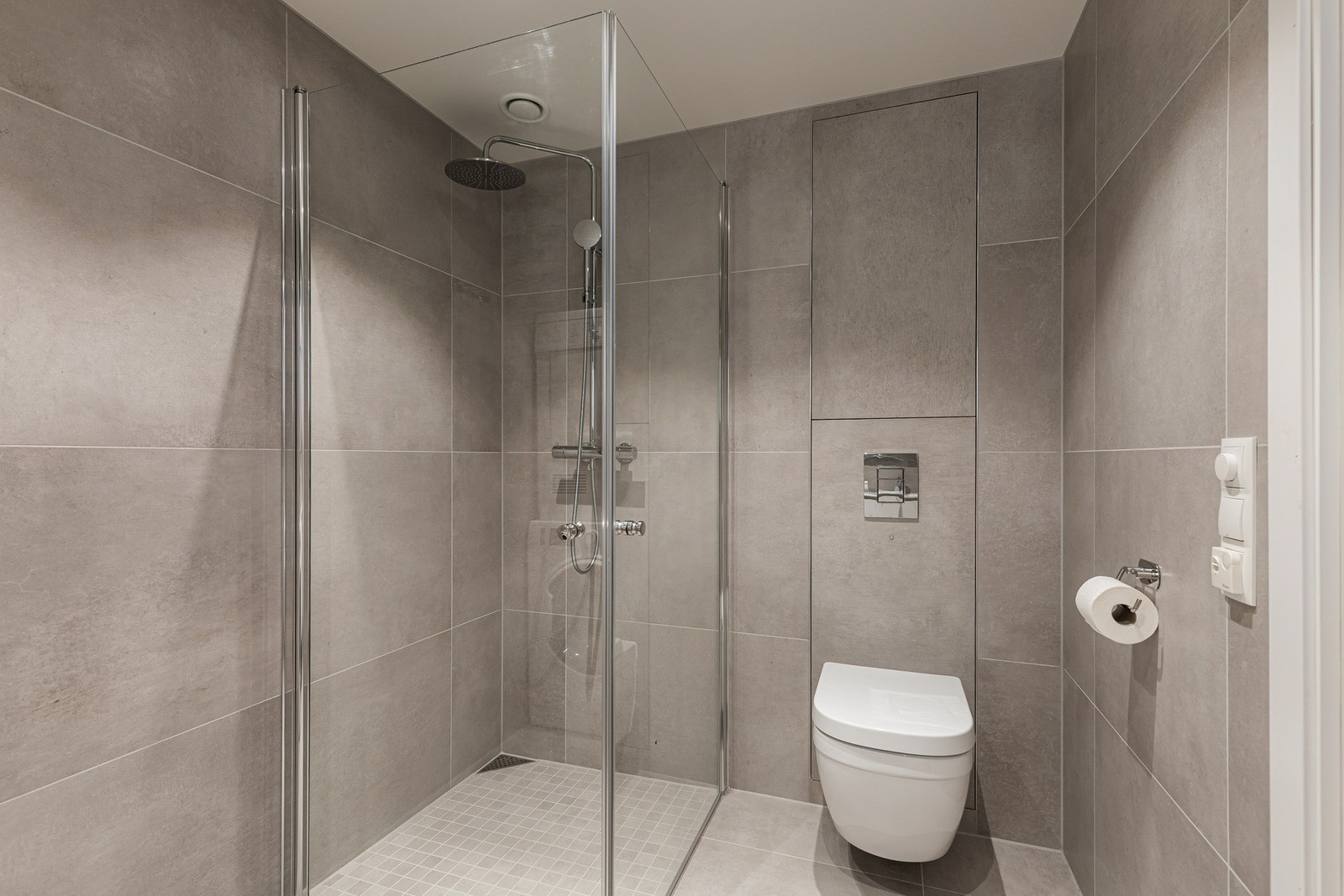 Hovedbadet ligger i tilknytning til hovedsoverommet og walk-in closet, og gir en komfortabel og privat sone. Galleribilde