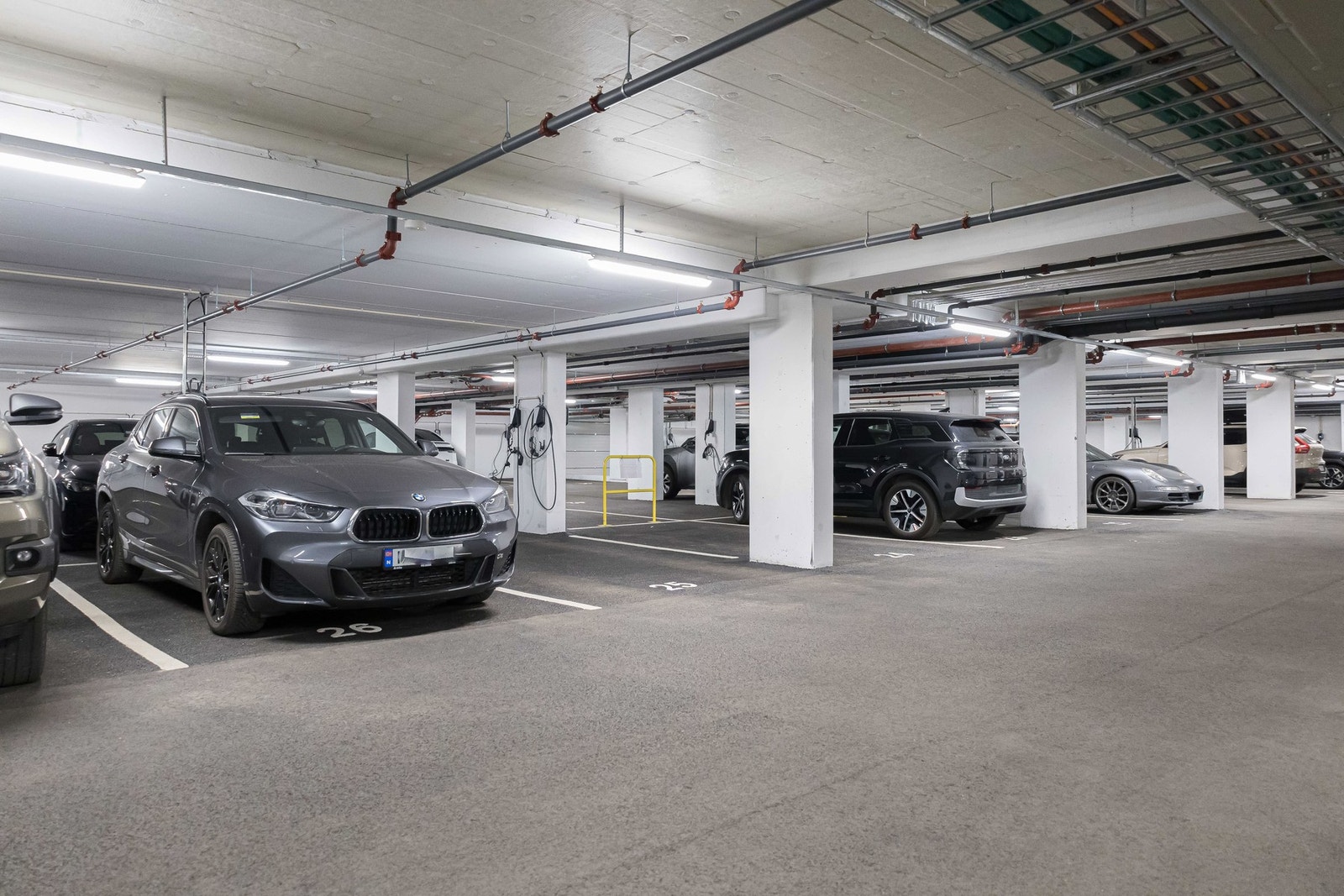 Det medfølger parkeringsplass med elbil lader. Galleribilde