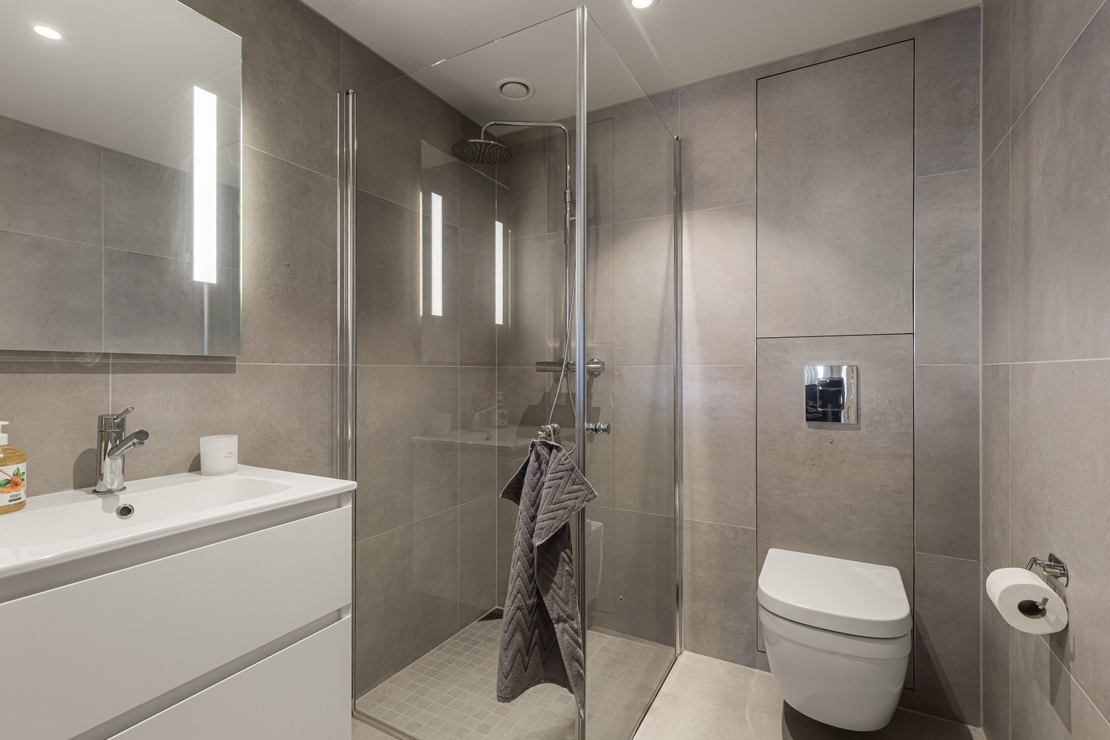 Det andre badet er noe mindre, men holder samme moderne standard med flislagte overflater og varmekabler. Galleribilde