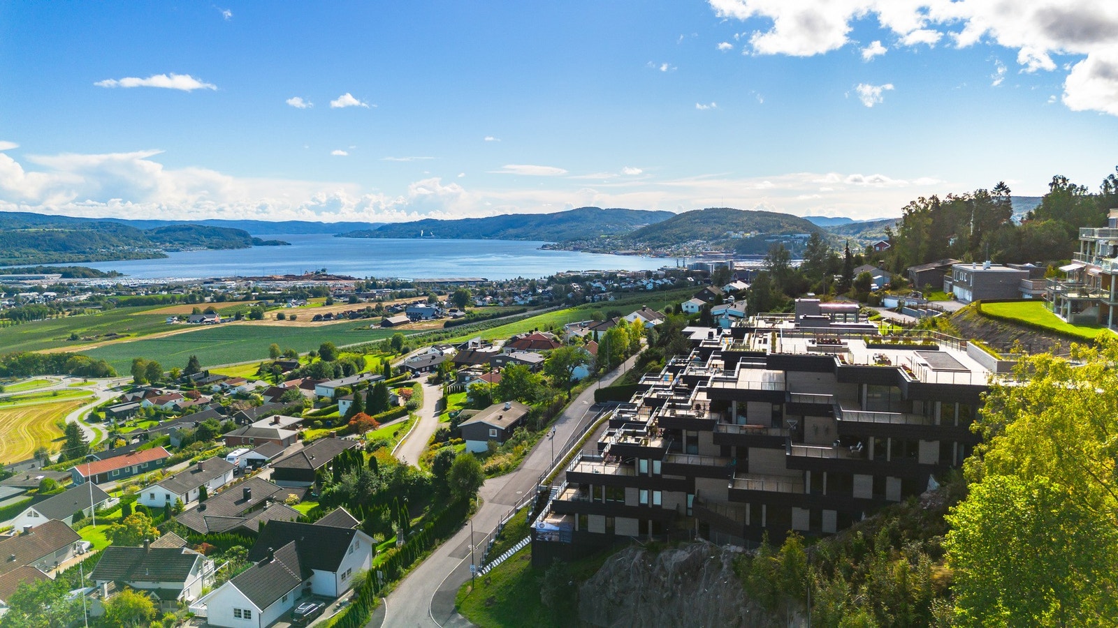 I første etasje er det felles sykkelparkering, og det medfølger en bod som ligger i andre etasje. Galleribilde