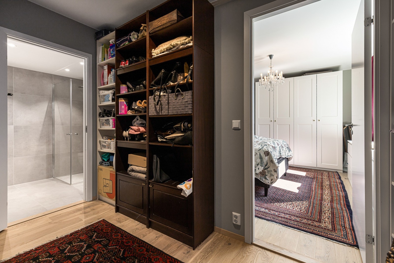Walk-in closet som er tilknyttet hovedsoverommet. Galleribilde