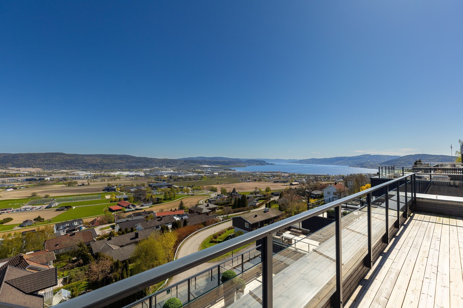 Solen kan nytes til langt på kveld og utsikten er rett og slett spektakulær. Galleribilde