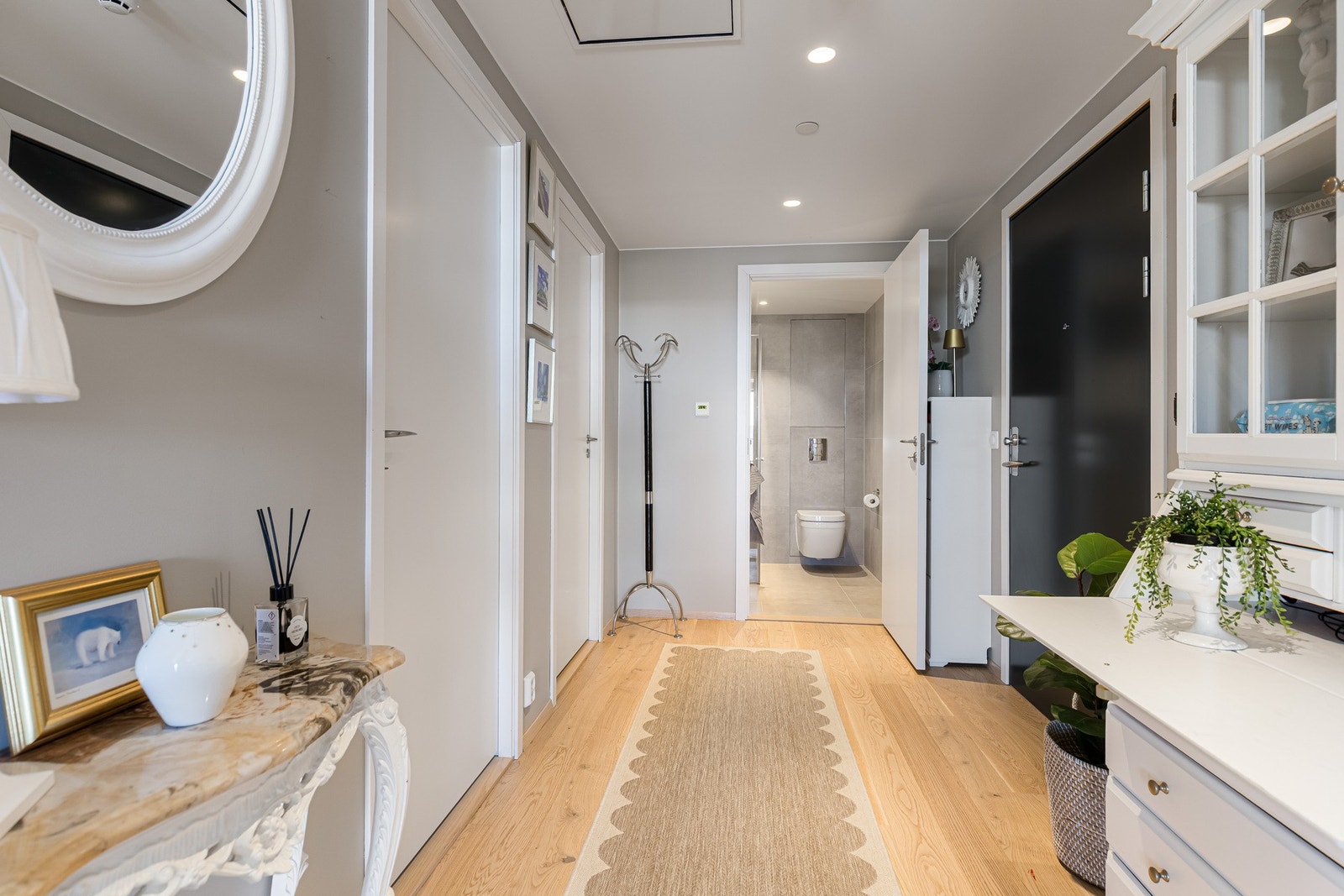 Entréen gir et svært godt førsteinntrykk med stilrene overflater og god plass til garderobeløsning, kommode og oppbevaring. Galleribilde