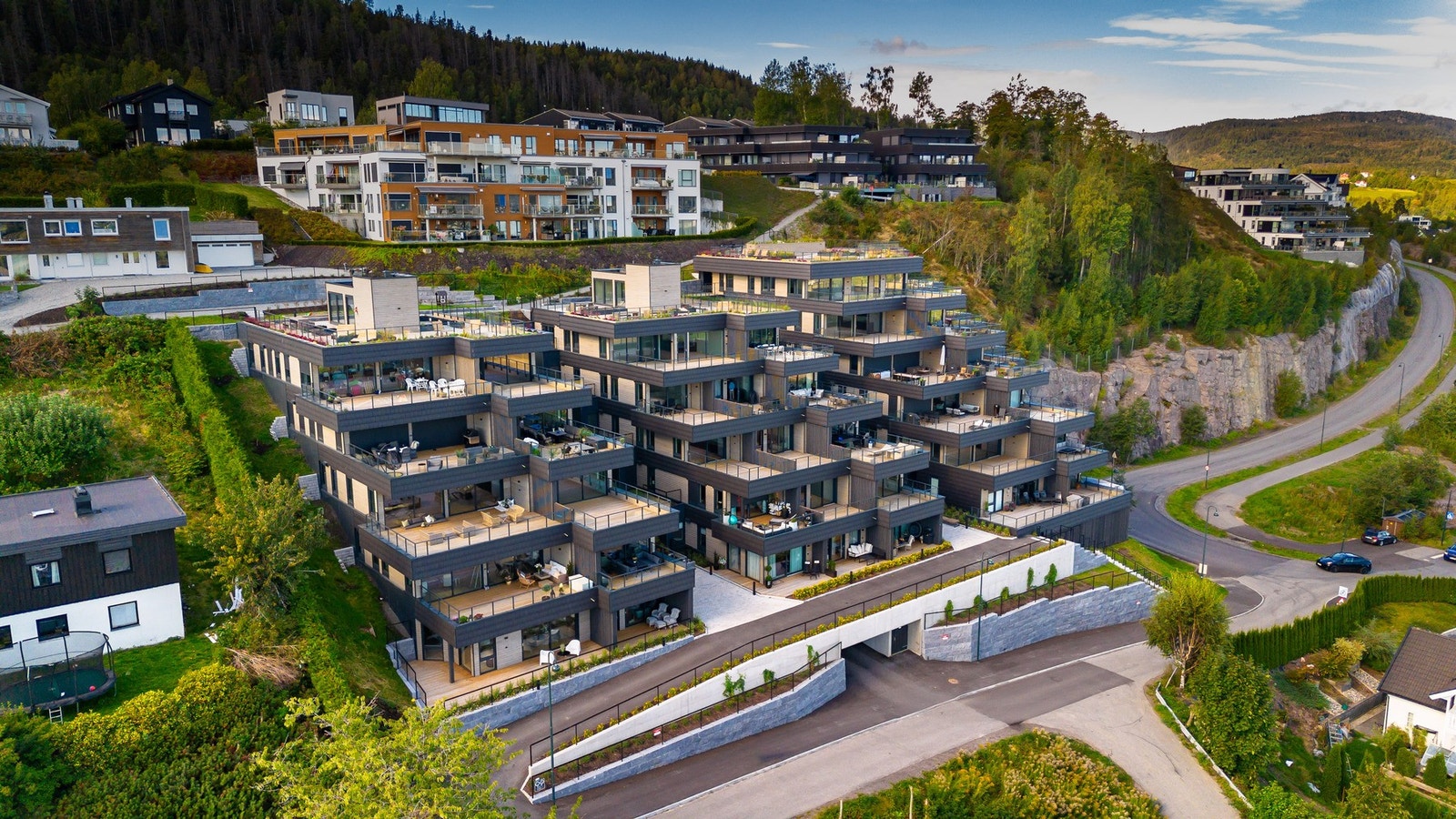 Leiligheten ligger i femte etasje, og har adkomst til garasjeanlegg med heis. Galleribilde