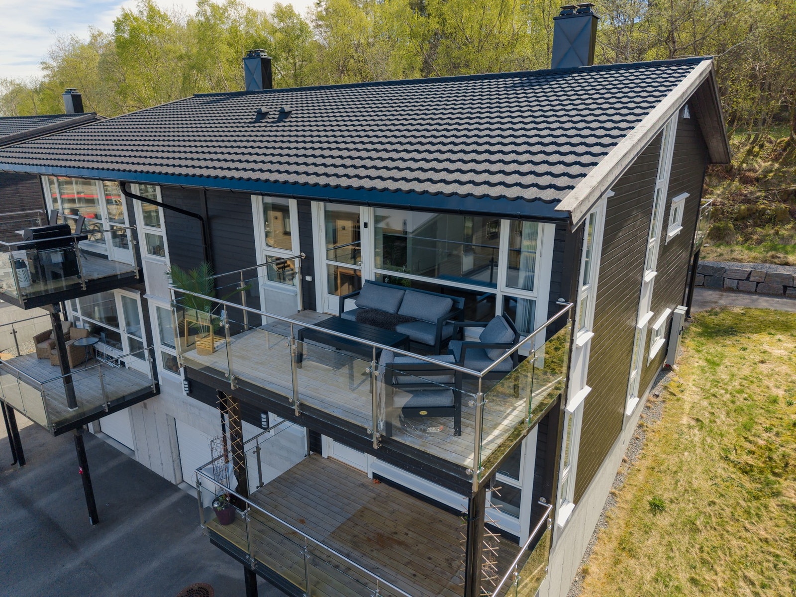 Balkongen strekker seg over ca. 11 kvadratmeter og gir deg muligheten til å møblere slik du skulle ønske. Galleribilde