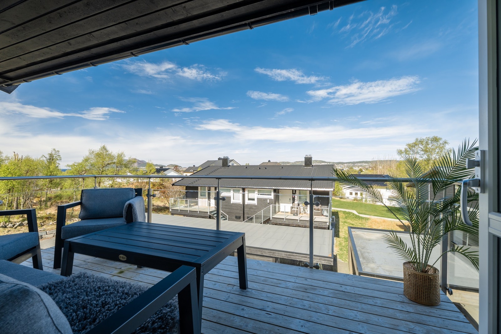 Fra stuen er det utgang til en delvis overbygd balkong, som er flott i all slags vær. Galleribilde
