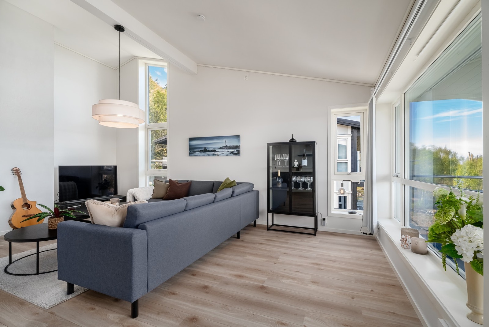 Leiligheten er lys og innbydende med svært god takhøyde. Galleribilde