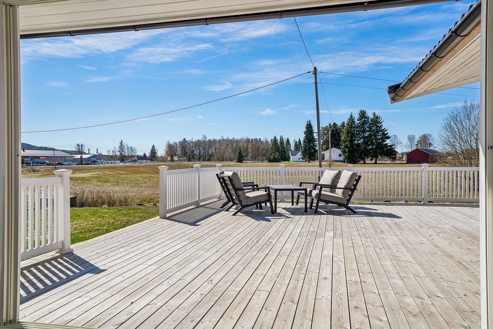 Eiendommen disponerer en stor terrasse med gode solforhold og god plass til både møbler og grill. Galleribilde