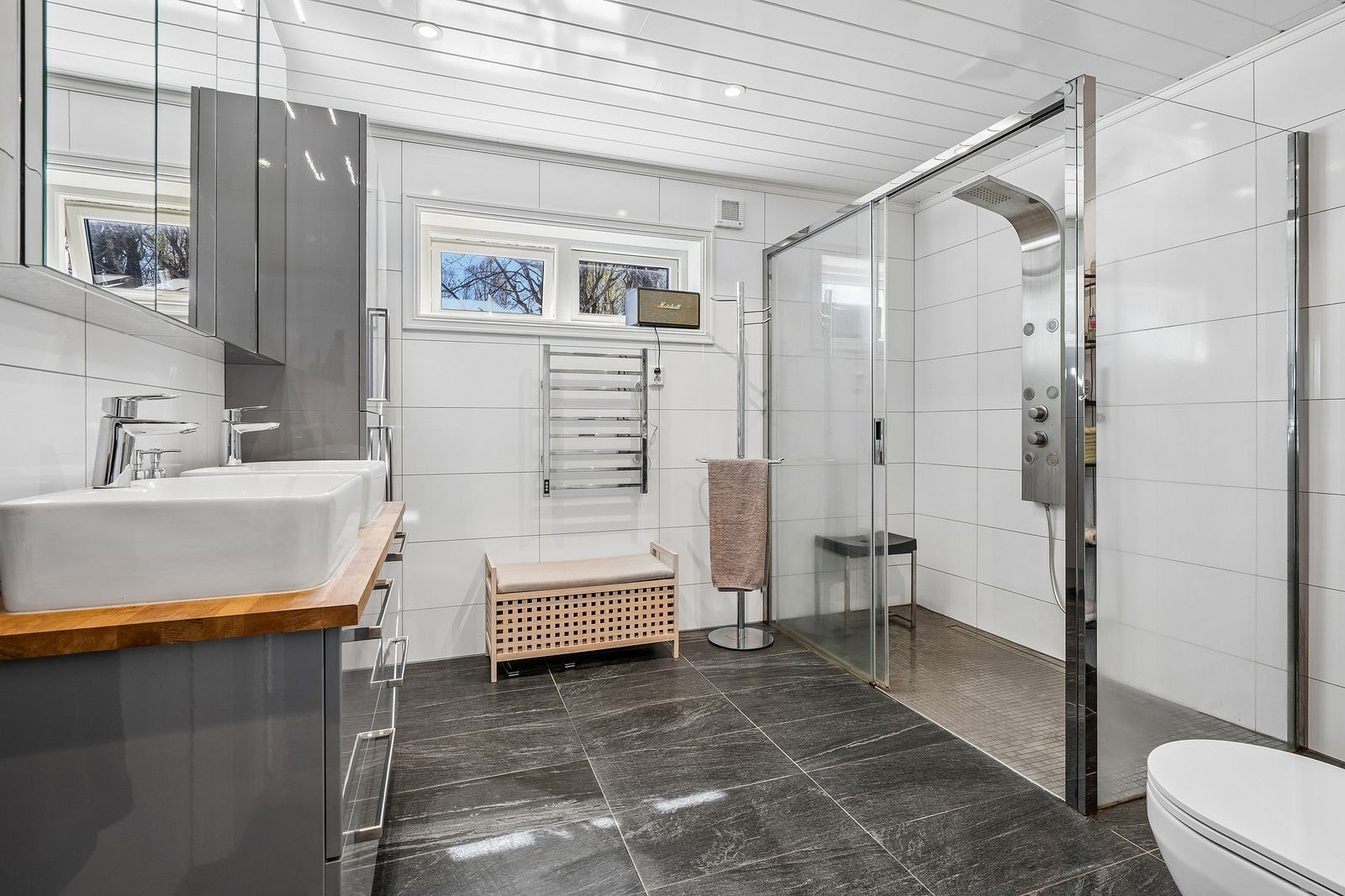 Lekkert flislagt bad i første etasje med stor dusj og dobbel servantskap. Galleribilde