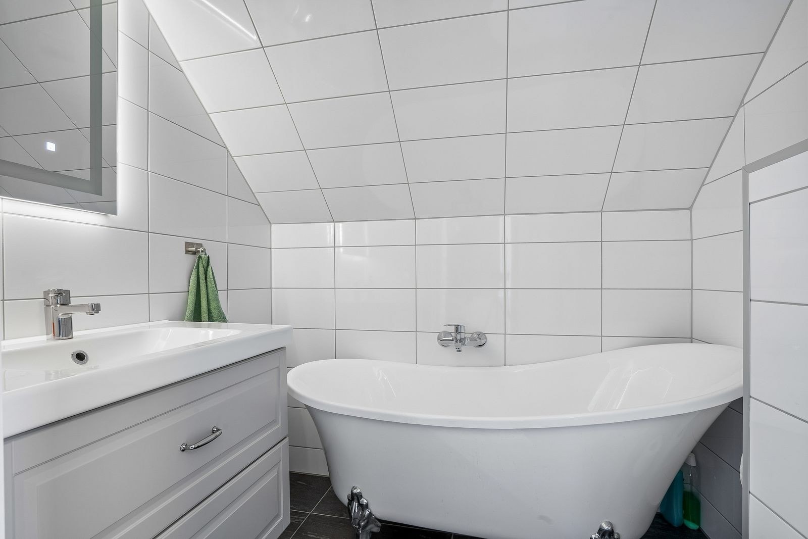 Pent og stilfullt bad i 2. etasje med gulvvarme og badekar. Galleribilde