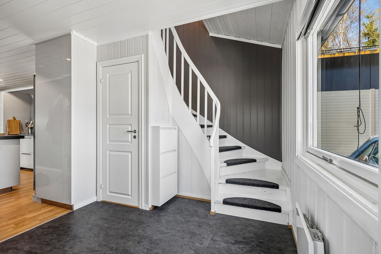 Lys og innbydende entré med direkte adkomst til 1. etasje samt trappeløsning opp til 2. etasje. Galleribilde