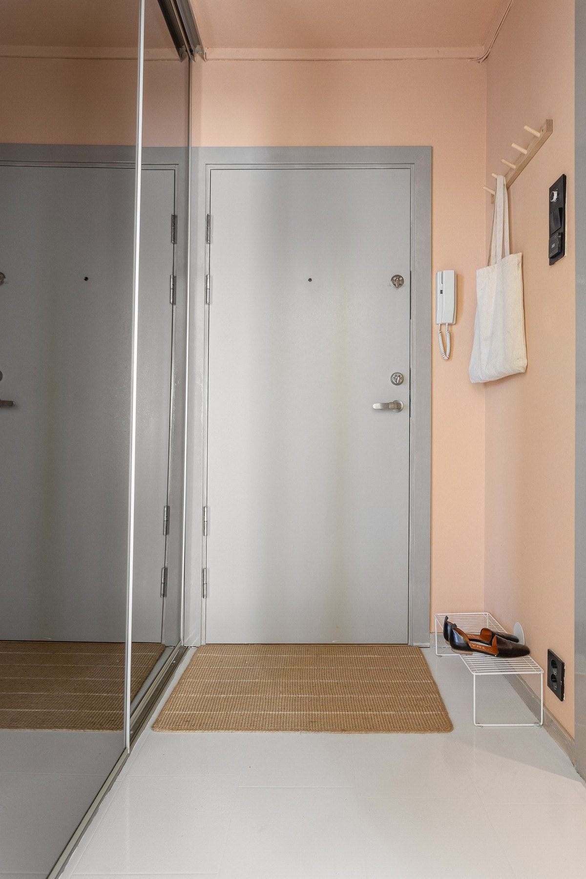 Entréen har en romslig skyvedørsgarderobe som medfølger. Av ekstern lagring får du en bod i kjelleretasjen på 2 kvm. Galleribilde