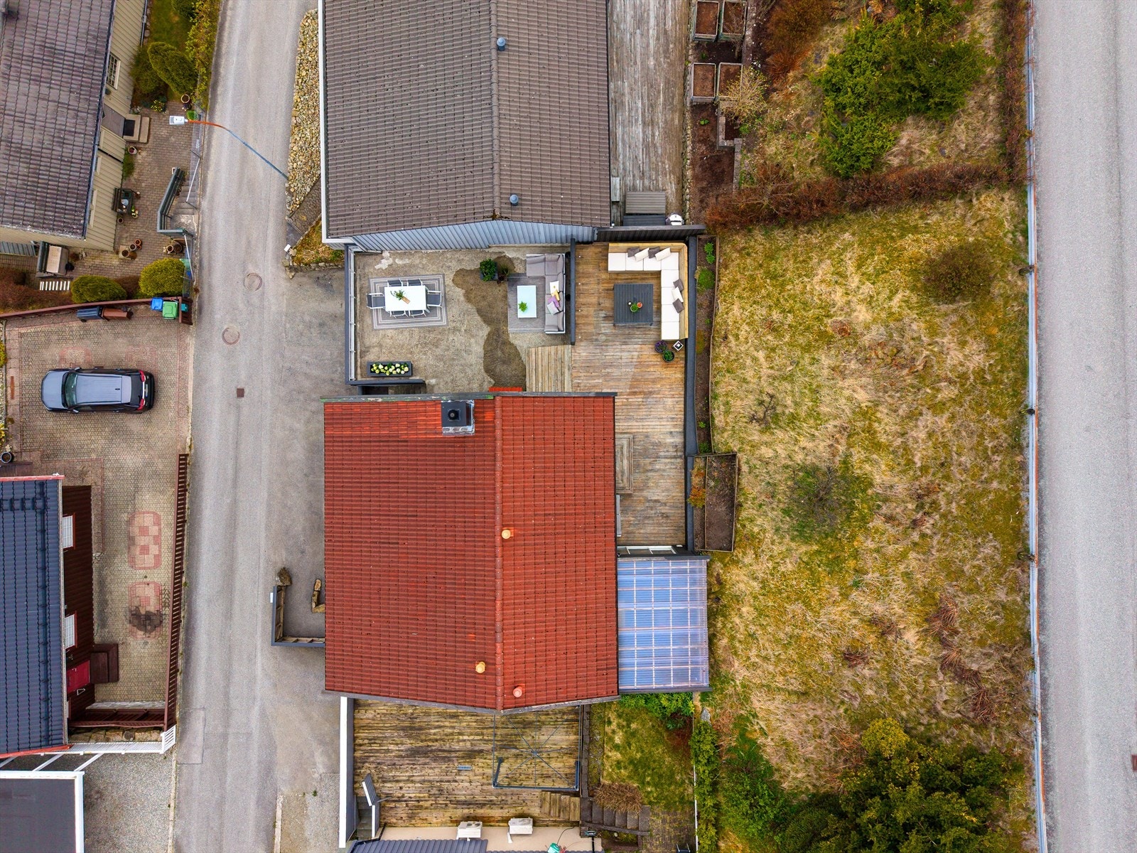 Eiendommen har en integrert garasje på 45 m² og en ekstra, opparbeidet parkeringsplass på egen tomt. Galleribilde