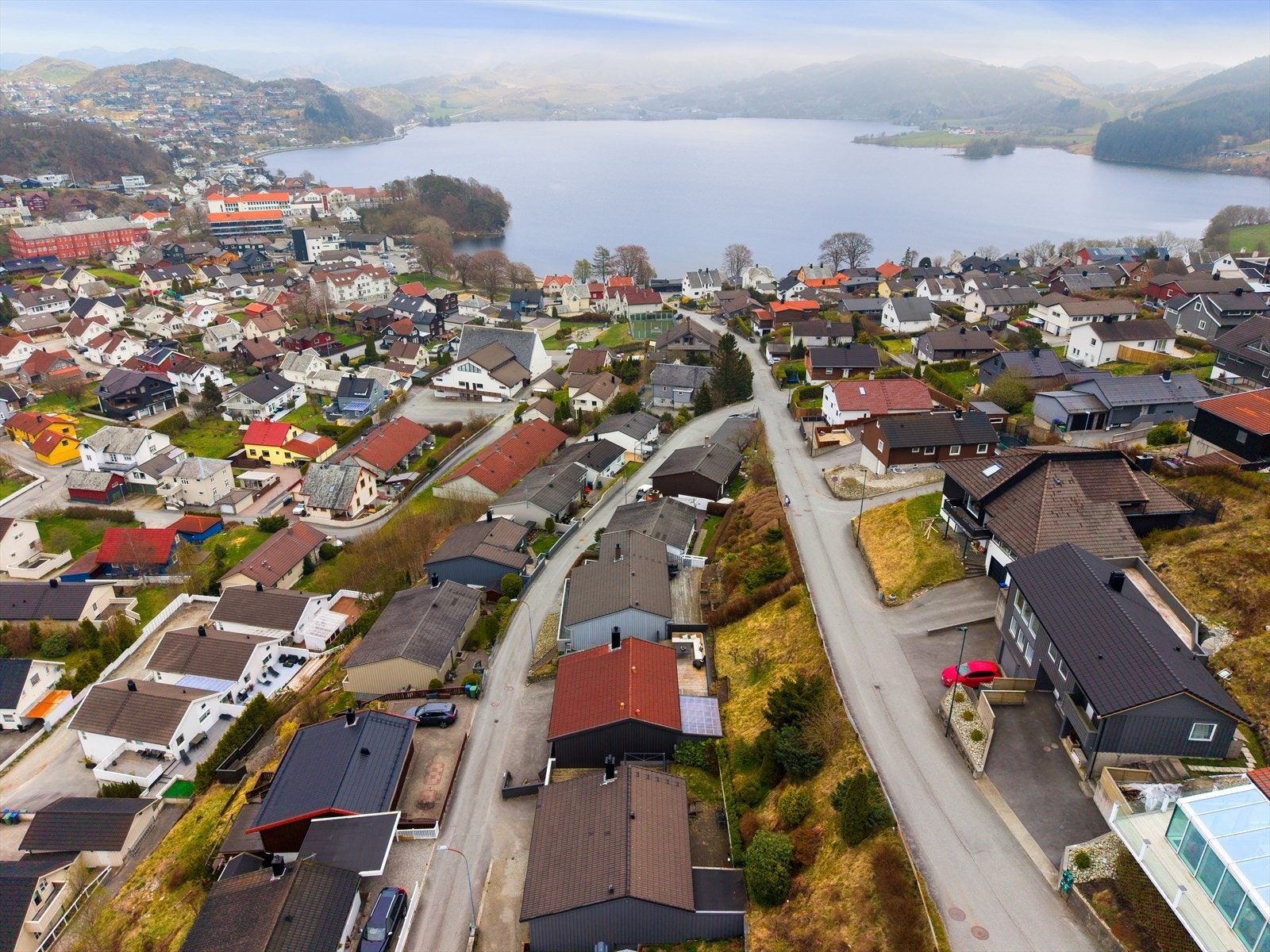 Boligen ligger sentralt til på Ålgård, med nærhet til både sentrum og flotte turområder. Galleribilde