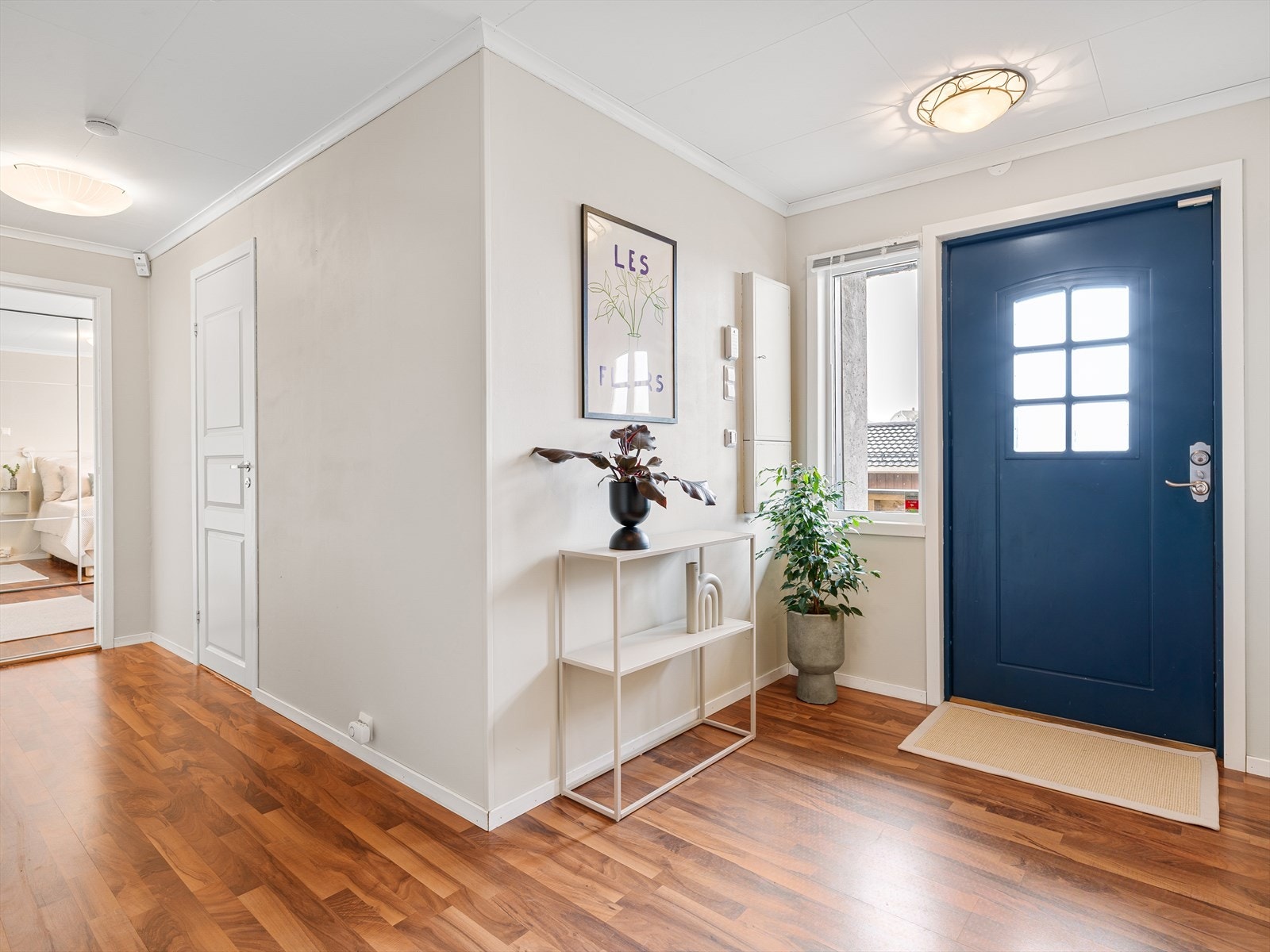 Velkommen inn i underetasjen. Herfra er det tilgang til to soverom, bad og et kontor/hobbyrom. Galleribilde
