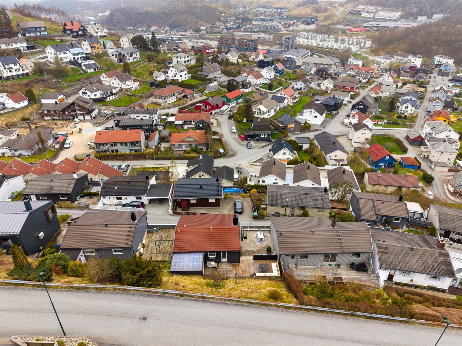 I området rundt boligen finner du både ball-løkke og en hyggelig lekeplass for barna. Galleribilde