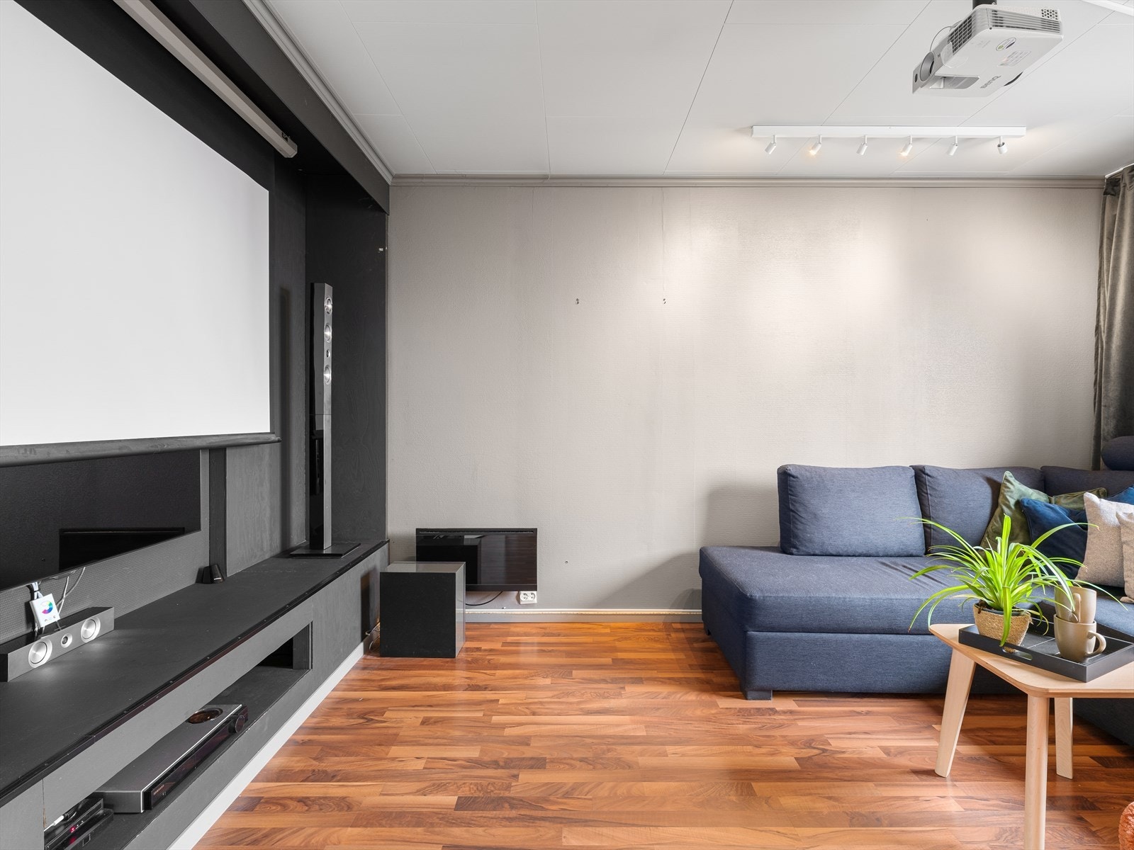 Boligen har en ekstra stue, viser som soverom på tegninger, perfekt som TV-rom eller lekerom for barna. Galleribilde