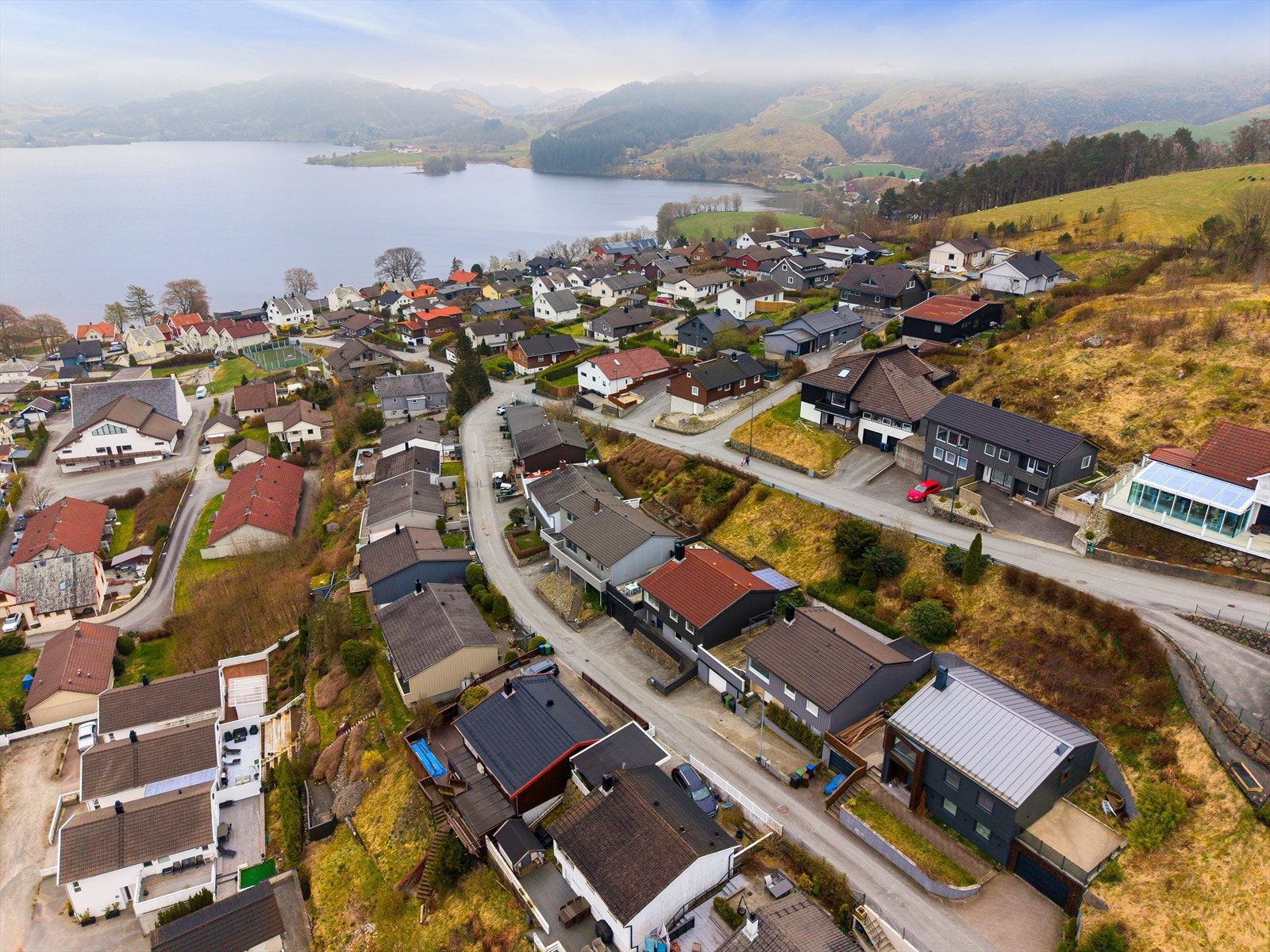 Høyt og fritt med flott utsikt over Ålgård. Herfra er det gangavstand til sentrum, skoler og den populære badeplassen "Perlå". Galleribilde