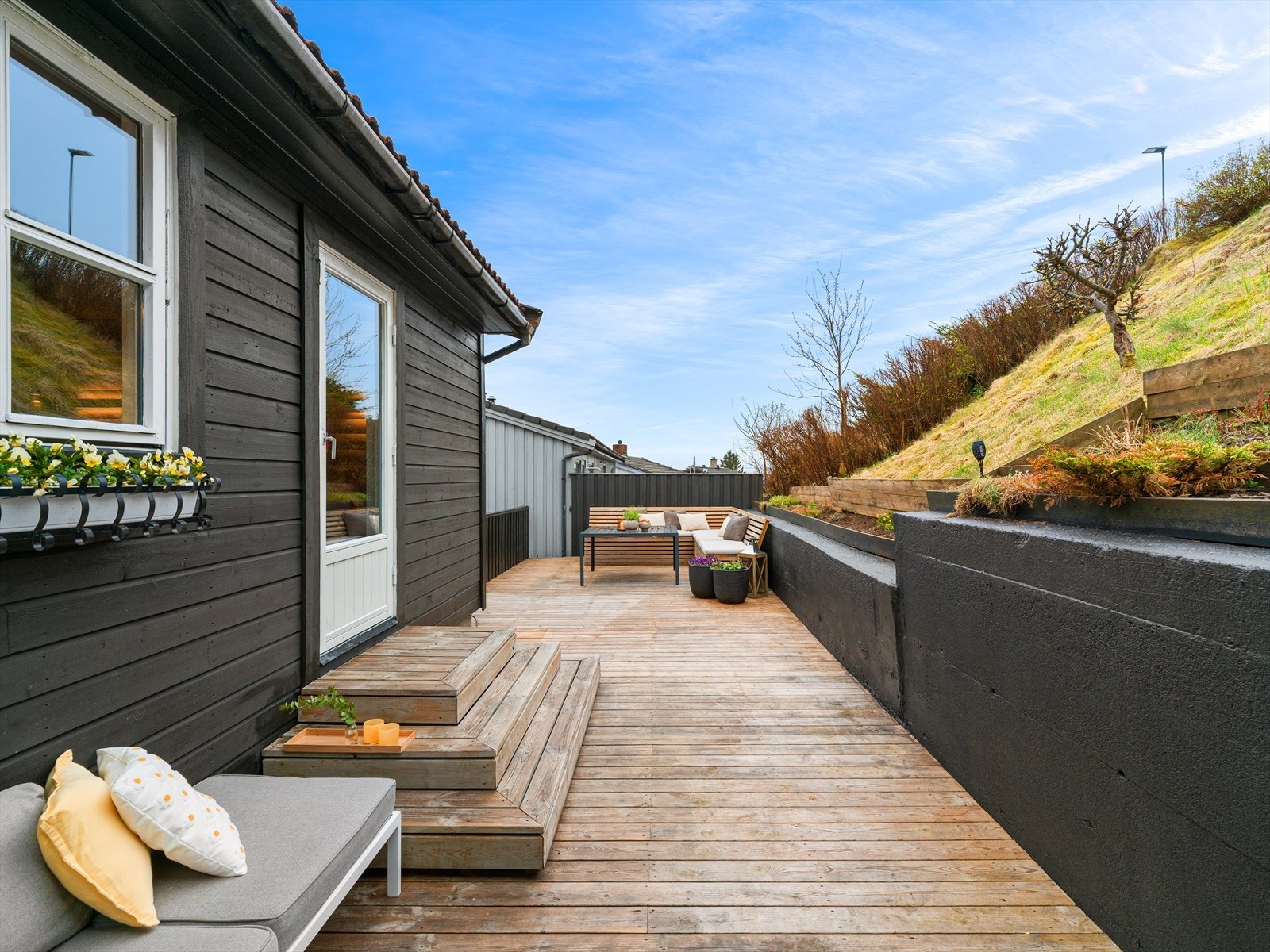 De ulike nivåene og sonene på uteplassen gir en spennende og funksjonell hage. Galleribilde