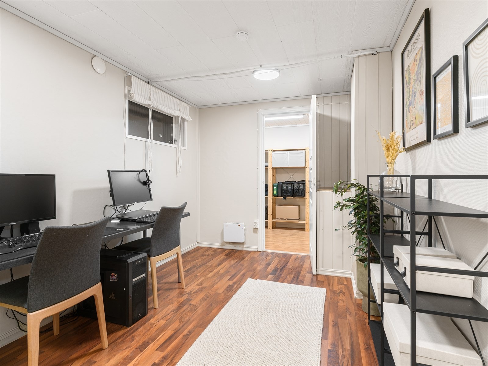 Rommet gir mulighet for en rolig arbeidsplass eller et eget område for hobbyaktiviteter. Galleribilde