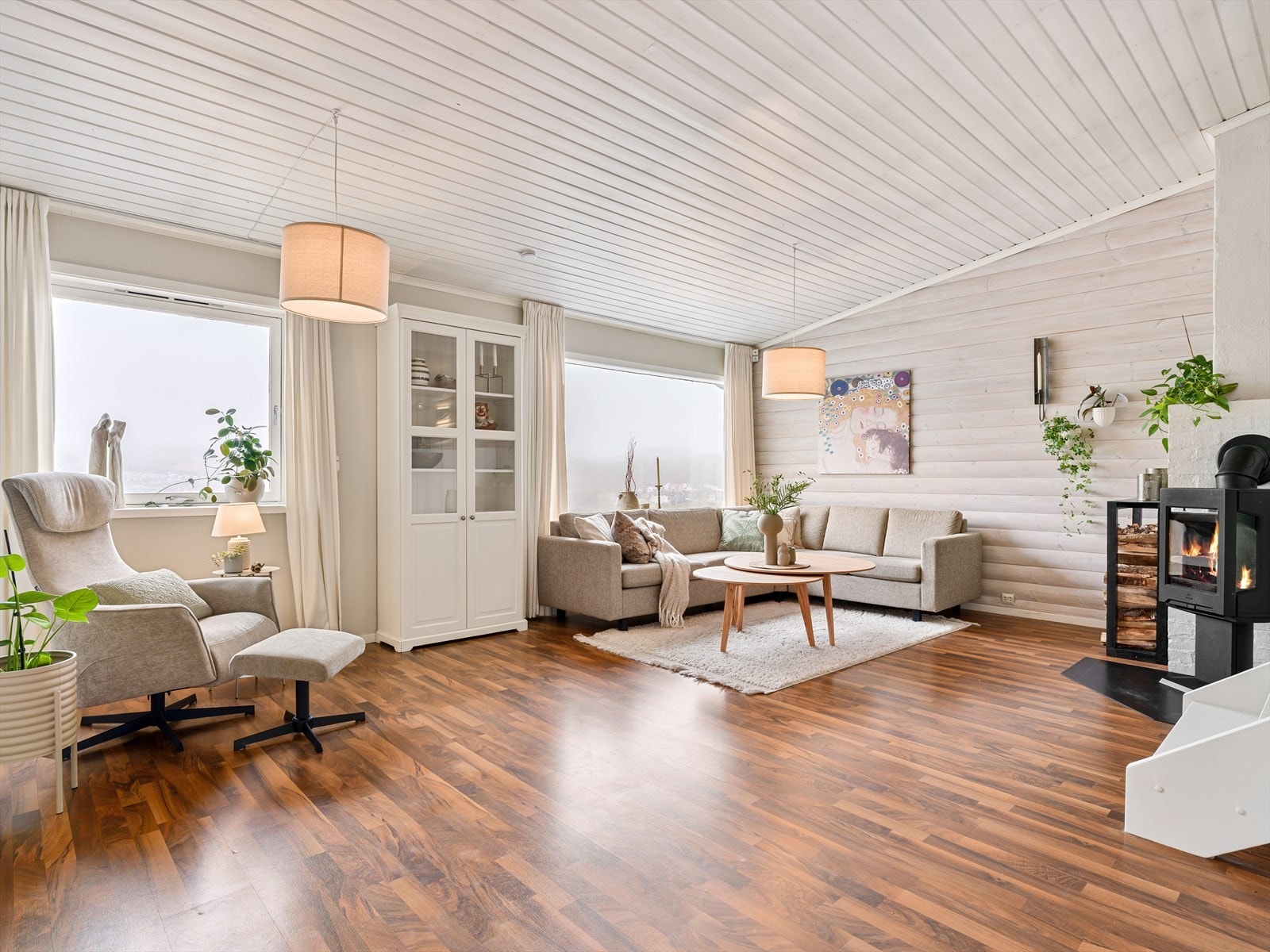 Romslig stue med god plass til en stor sofagruppe. De brede vinduene gir godt med lys og rammer inn utsikten. Galleribilde