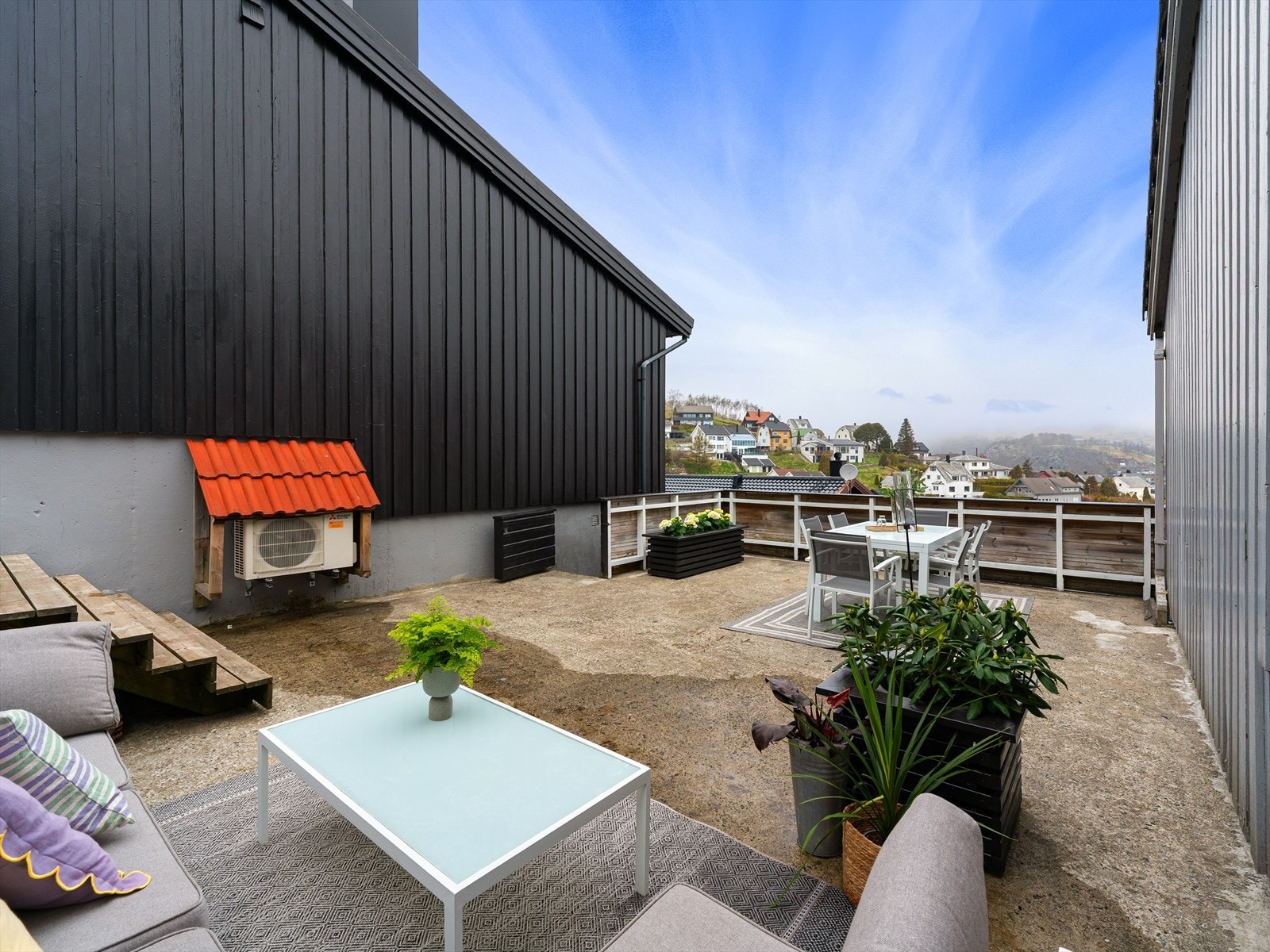 Eiendommen har et samlet terrasseareal på hele 87 m², med god plass til flere sittegrupper. Galleribilde
