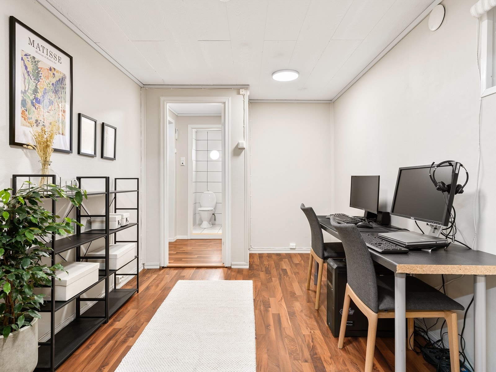 I underetasjen er et rom innredet som kontor og hobbyrom. Dette er en praktisk og fleksibel plass. Galleribilde