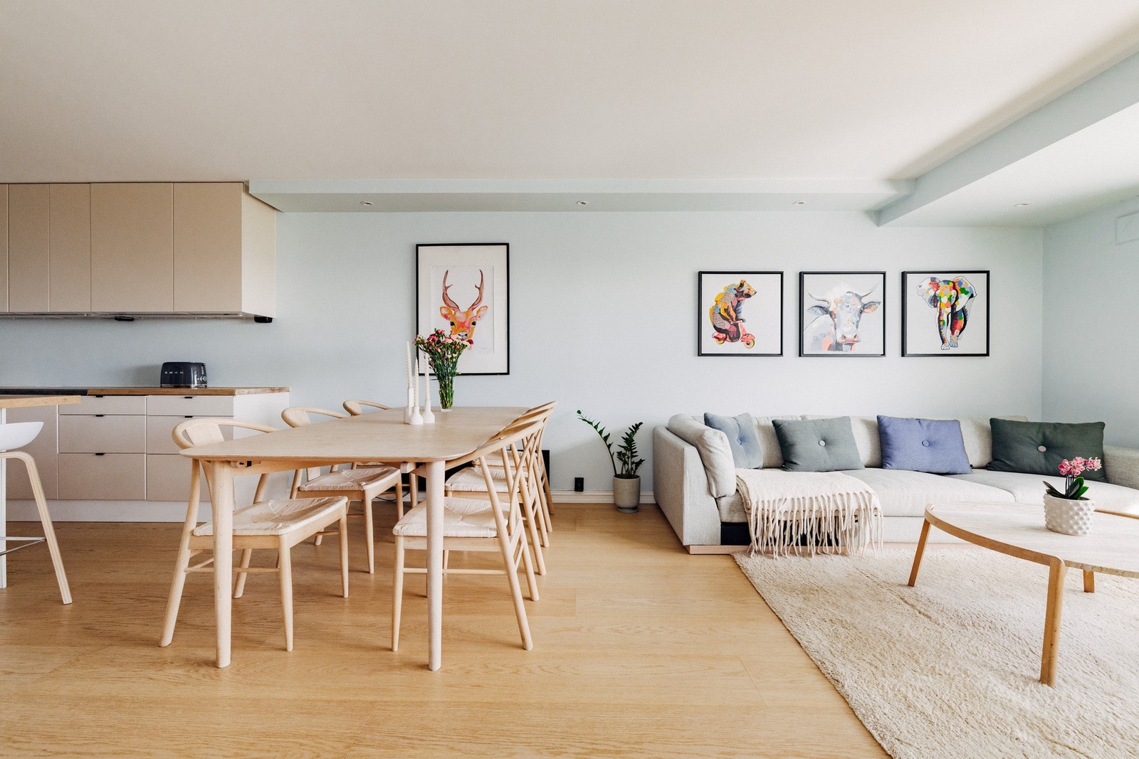 Stuen er et romslig og innbydende rom, med god plass til sofagruppe og spisebord. Det ble lagt lyst parkettgulv i 2023, og vegger er malt i lyse, moderne fargetoner. Galleribilde
