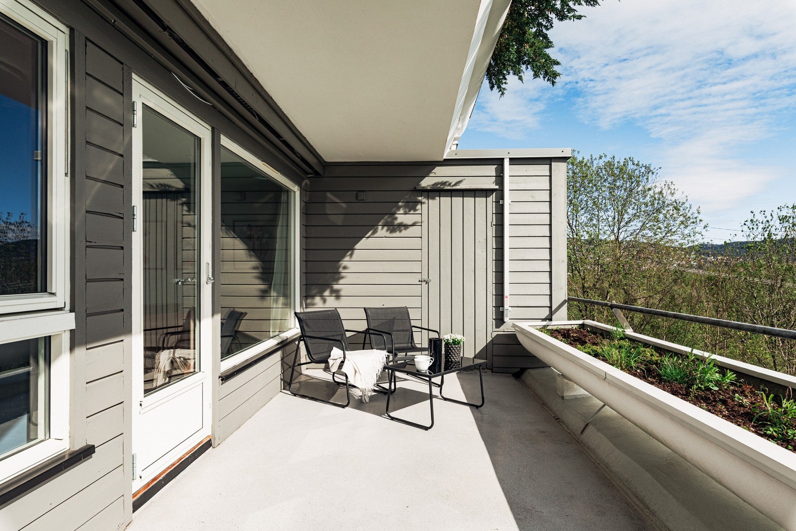 Terrassens gode størrelse gir god plass til både sittegrupper og grill. Terrassen vender mot øst og har morgen/formiddagssol. Galleribilde