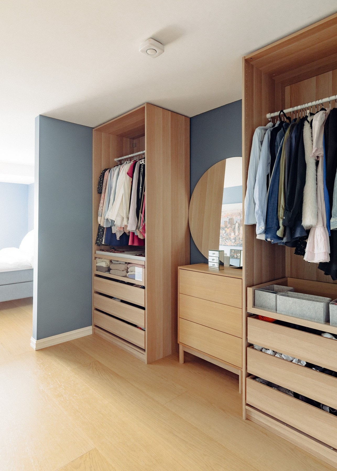 I rommet er det montert PAX-garderobe som gir rikelig med lagringsplass. Galleribilde