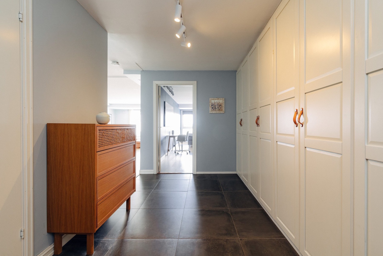 Entréen er lys og innbydende med flislagt gulv og vegger malt i moderne fargetoner. Galleribilde