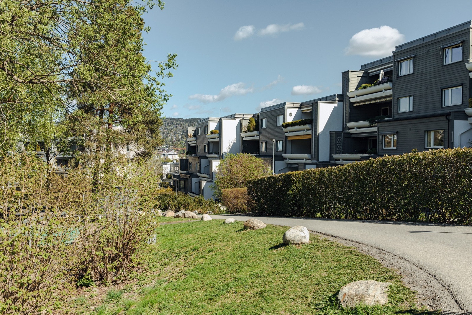 Boligen ligger fint plassert i rolige, men samtidig sentrale omgivelser på Ullern. Sameiet har frodige fellesområder og bilfrie internveier. Galleribilde