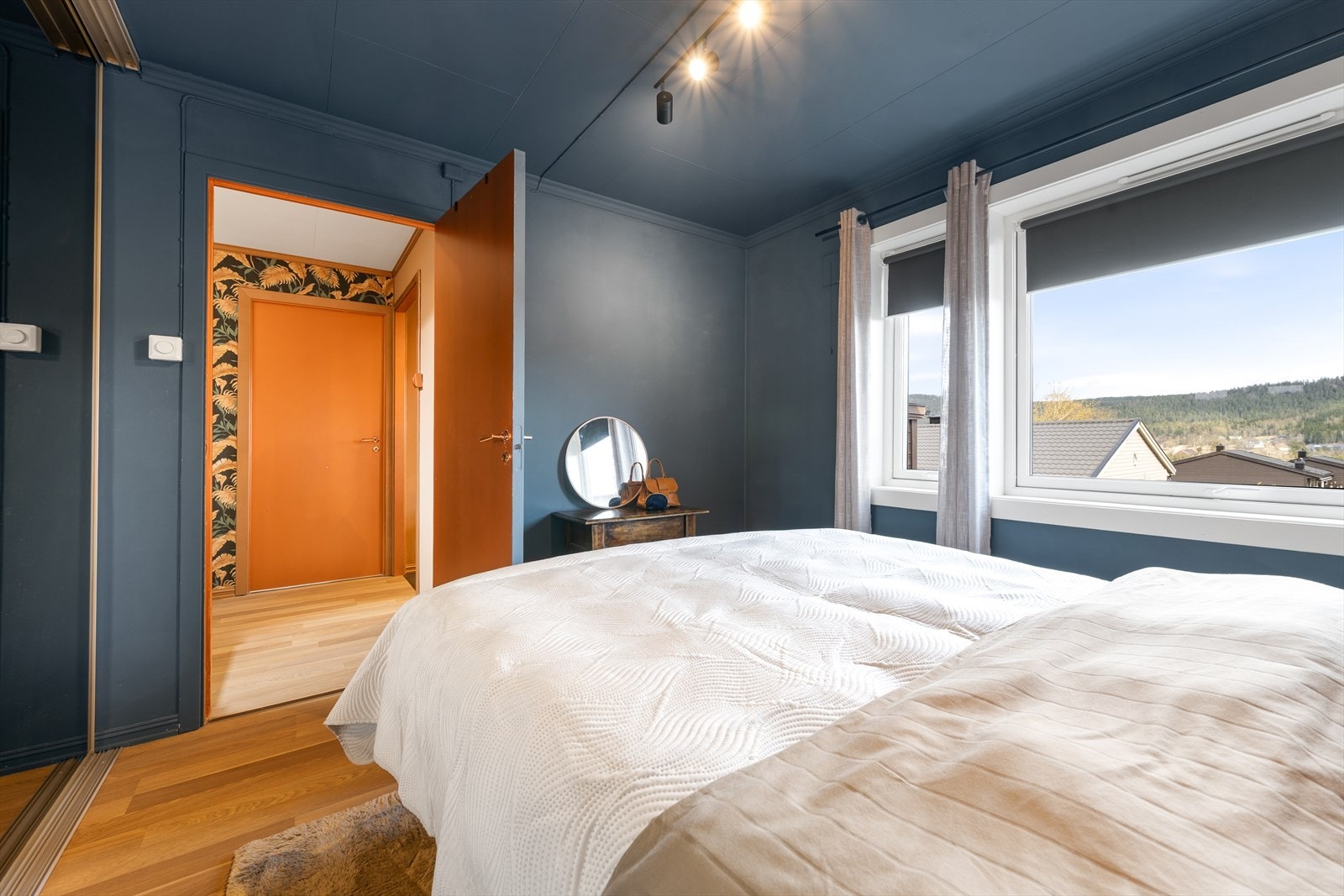 For en helhet på rommet er både tak- og vegger malt i samme farge. Galleribilde