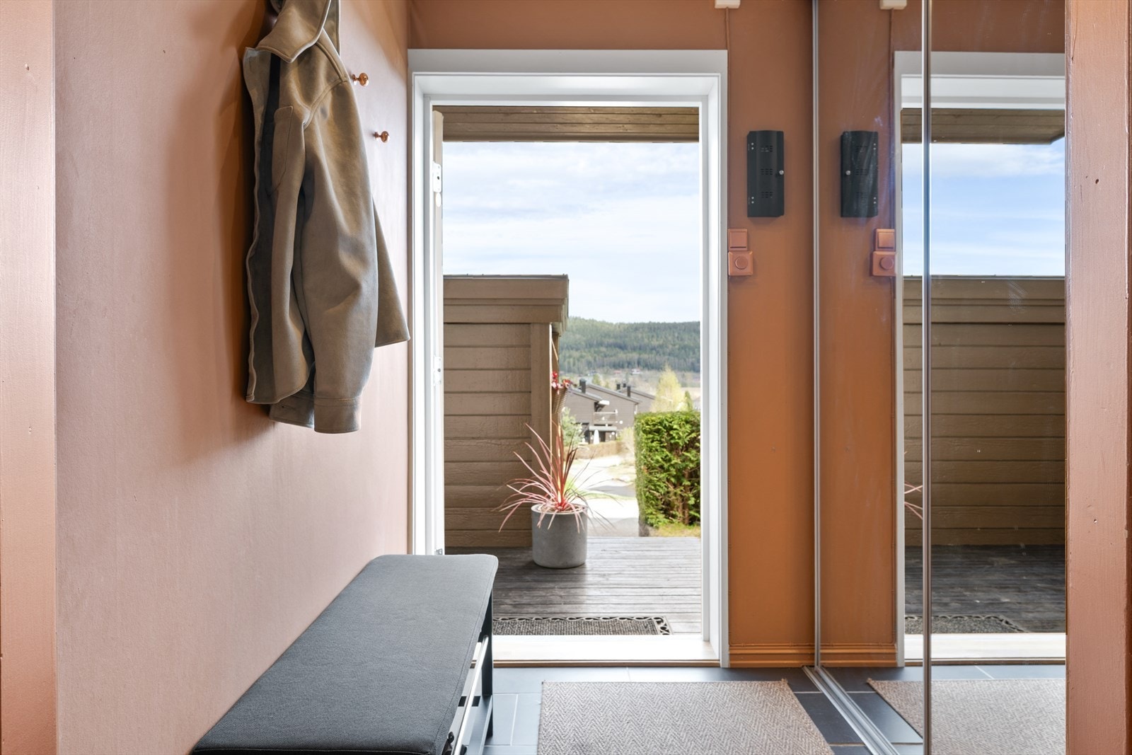 Velkommen inn! Inngangspartiet i underetasjen ønsker deg velkommen inn. Oppbevaring av yttertøy gjøres i skyvedørsgarderoben med speilfronter. Galleribilde