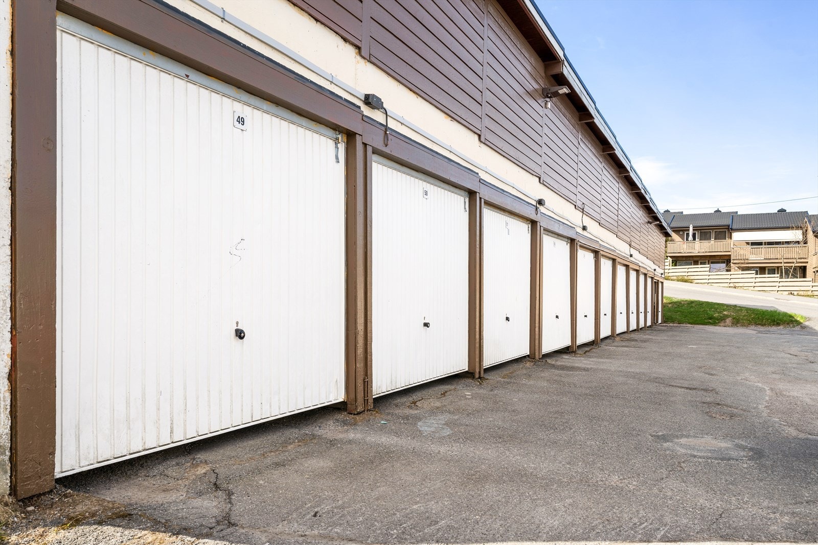 Man disponerer en garasjeplass i felles garasjerekke. Utover dette kan man søke styret om evt. utvendig parkeringsplass. Gjesteparkeringen er skiltet. Galleribilde