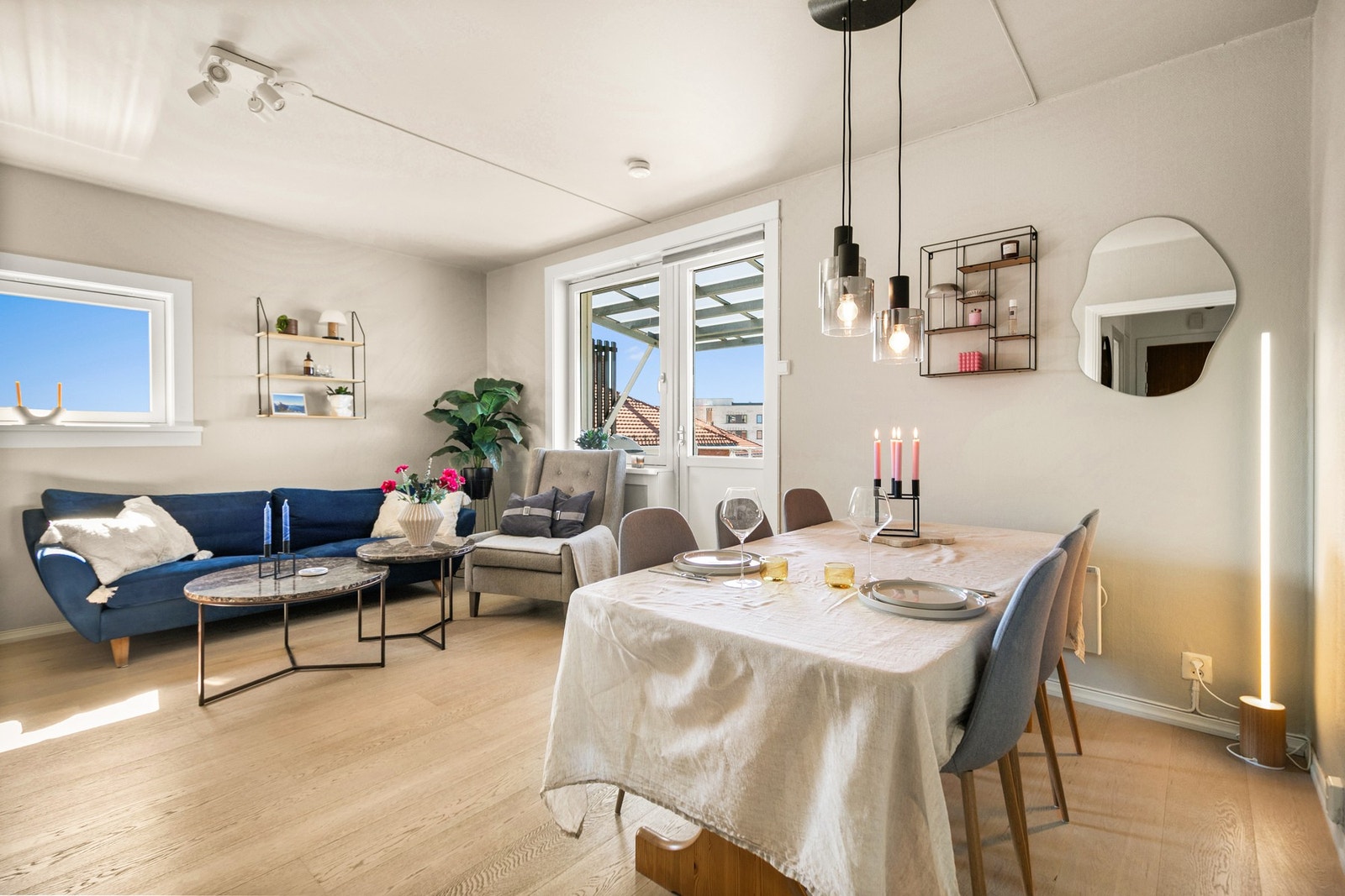 Stuen har behagelige fargetoner og god plass til flere soner. Galleribilde