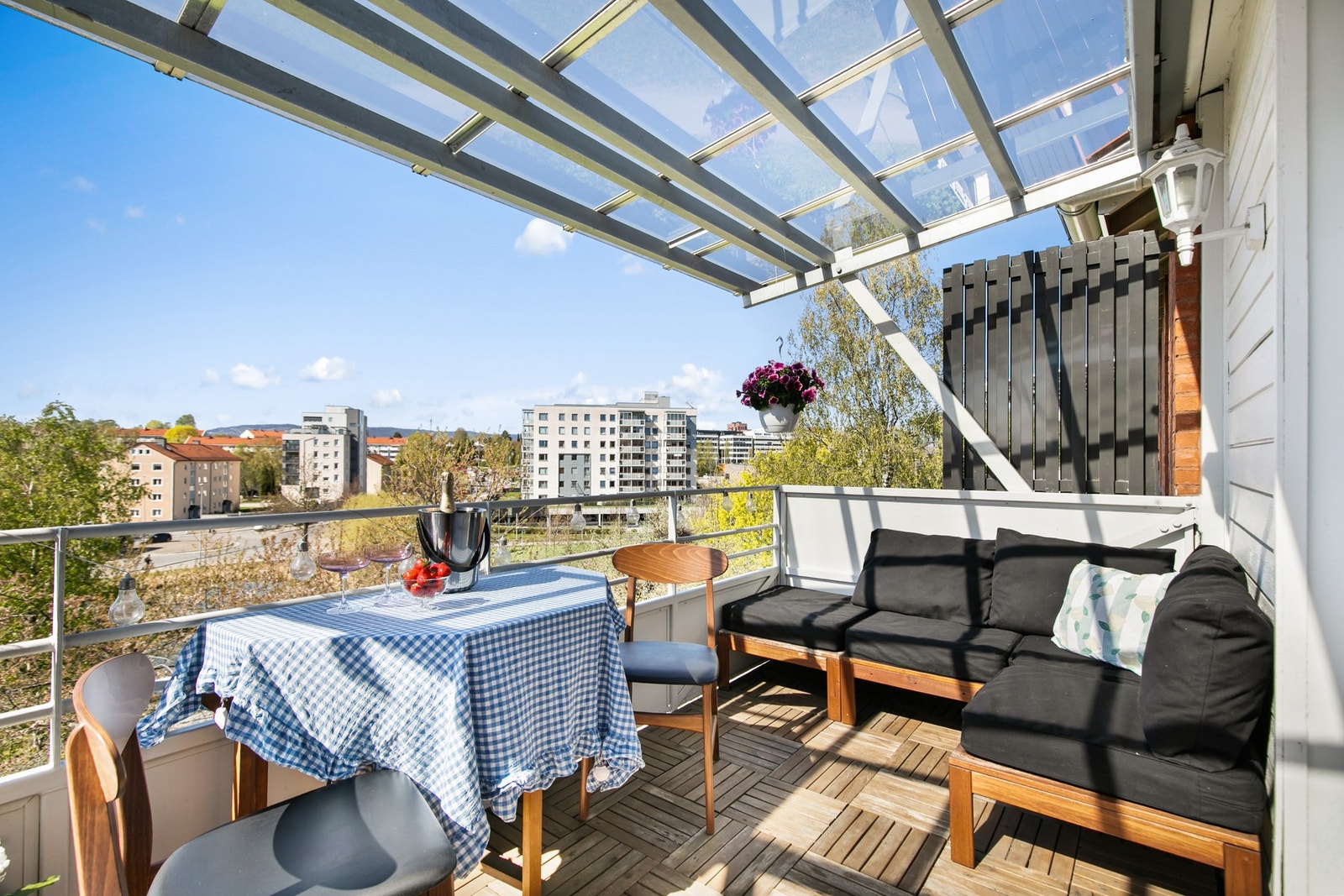 Velkommen til St. Jørgens vei 6 presentert av Trym Valved v/EIE Solli & Frogner. Foto: Isnitt - Romslig og pen toppleilighet med peis og vestvendt balkong på 8m² | Naturskjønn beligenhet! Galleribilde